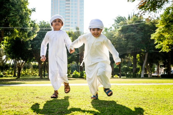 Les meilleurs modèles de djellaba garçon pour allier style et confort.